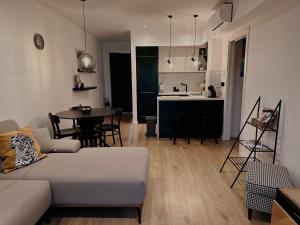 西利皮Dawn & Dusk - Modern Two Bedroom Apartment with Mountain Views的客厅以及带沙发和桌子的厨房。