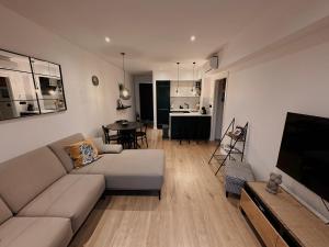 西利皮Dawn & Dusk - Modern Two Bedroom Apartment with Mountain Views的带沙发的客厅和用餐室