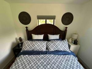 迈阿密Cozy Place的一间卧室配有带两个枕头的床和窗户