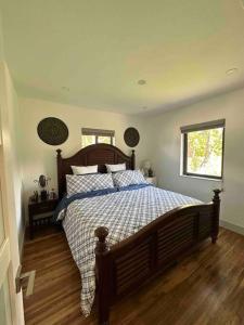 迈阿密Cozy Place的一间卧室配有一张带蓝白色床单的大床