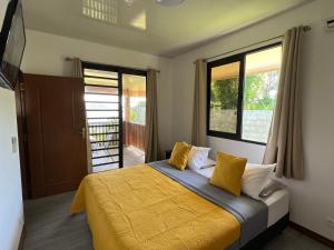 波拉波拉Villa Toa Pearl Bora Bora的一间卧室配有一张带黄色床单和窗户的床。