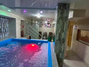 利马HOSTAL SAUNA 40 GRADOS的室内的游泳池,红色的球