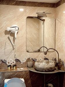 安布罗劳里Hotel Nordmann,Racha的一间带水槽和镜子的浴室