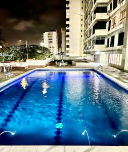 MacutoCasa de la Playa的城市的一个大型蓝色游泳池