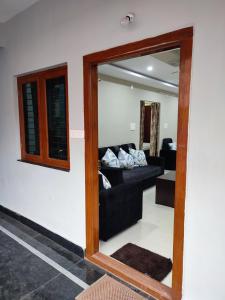 维沙卡帕特南Rahul's Castle Guest House的客厅的镜子,配有沙发