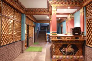 MuktināthHotel De Purang的走廊上设有壁炉和楼梯