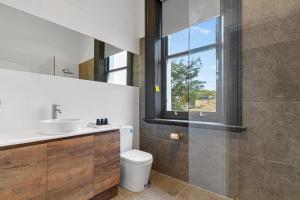奥古斯塔港Costello Hotels Port Augusta的一间带卫生间、水槽和窗户的浴室