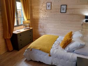 Saint-AubanPetit studio dans la prairie的一间卧室设有一张床和木墙