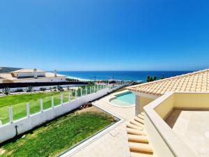 科拉雷斯Praia Grande Guest House的阳台享有海景。