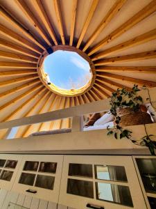 戈斯蒂宁Jurty Glamping的建筑中带天花板的圆形窗户