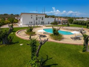 CollepassoMasseria Sant'Eleuterio的享有房子和游泳池的空中景致