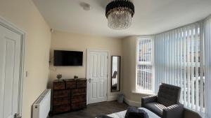 利物浦ANFIELD PLACE TO STAY的客厅配有椅子和电视