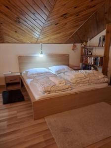 斯凯尔涅维采Villa Kasztanowa的一张位于带木制天花板的客房内的大床