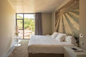 比利亚布纳德阿拉瓦维尤拉酒店的酒店客房设有床和窗户。