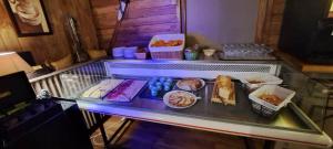 蒙热内夫尔瓦莱里酒店的自助餐,在玻璃桌上享用食物