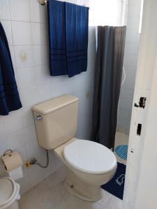 阿瓜斯迪林多亚Rancho Lux的浴室设有卫生间和蓝色的浴帘。