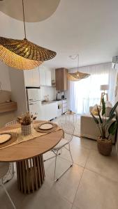 乌拉圭河畔康塞普西翁Departamento complejo Vita的厨房以及带桌椅的起居室。