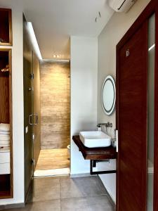 博尔什Luna Mare Seaside Suites的一间带水槽和镜子的浴室