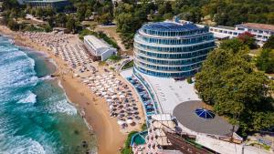圣君士坦丁和海伦那SPA Hotel Sirius Beach的享有海滩空中美景,配有遮阳伞和大楼