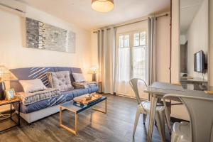 圣丹尼斯1A - Chambres et Appartements au calme - Centre St Denis - Barachois的客厅配有沙发和桌子