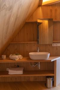 马林Cabañas de Xarás, Mimosa的木墙上带水槽的浴室