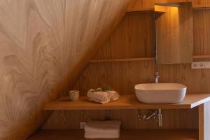 马林Cabañas de Xarás, Mimosa的木制架子上带水槽的浴室