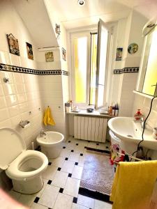 圣玛格丽塔-利古雷Notti magiche a Santa Margherita ligure的浴室配有卫生间、浴缸和水槽。