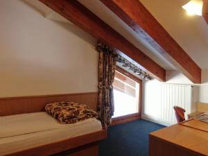 摩德纳迪-坎皮格里奥弗蒂尼酒店的一间卧室设有一张床和一个窗口