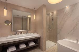 圣朱利安斯The Westin Dragonara Resort, Malta的一间带水槽和淋浴的浴室
