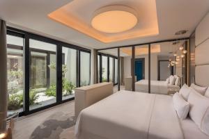 圣朱利安斯The Westin Dragonara Resort, Malta的一间卧室设有一张大床和大窗户