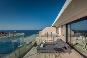 圣朱利安斯The Westin Dragonara Resort, Malta的带阳台的海景度假屋