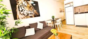 马德里Oshun Plaza Castilla的客厅墙上挂着老虎照片