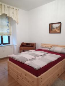 格尔利茨Zum Senckenberg的一间卧室,卧室内配有一张木床