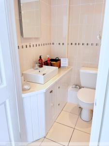 惠特彻奇Portland House的浴室配有白色水槽和卫生间。