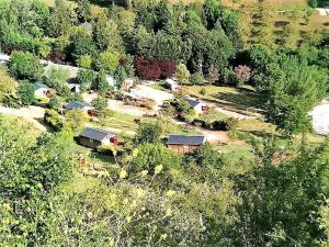 Clairvaux-dʼAveyronla Frégière Chalets的享有拥有房屋和树木的农场的空中景致