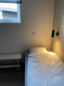 HejnsvigCountry Home的一间小卧室,配有床和窗户