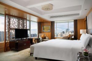 成都成都世纪城天堂洲际大饭店的卧室配有一张白色大床和电视。