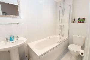 普雷斯顿Cosy Studio Apt in Preston near City Centre的白色的浴室设有水槽、卫生间和淋浴。