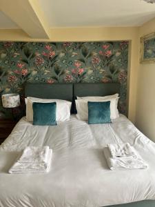 Llansantffraid-ym-MechainThe Lion Hotel的一张白色的大床,带两条毛巾