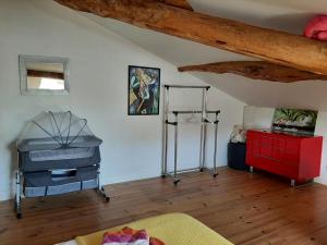 Verlhac-Tescouchambre deux personnes, lit pour Bébé的客厅铺有木地板,设有木制天花板。