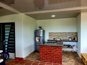 圣何塞德尔瓜维亚雷Casa Campestre Villa Maria的厨房配有炉灶和冰箱。