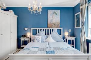 巴特贝林根Bluehome Ferienwohnung的蓝色卧室,配有蓝色墙壁的床