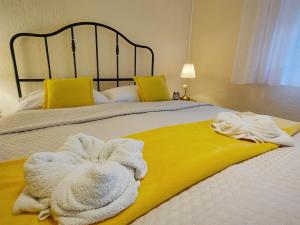 弗济内Villa Sabina的床上铺有白色毛巾的床