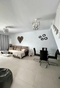 普拉亚布兰卡Lovely Villa Sanmar, heated pool的客厅配有沙发和桌子
