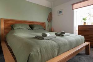 KentKingsgate Bay Bungalow - 950meter to Beach Dog friendly的一间卧室配有一张大床和毛巾