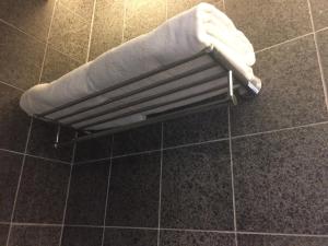 香港第二十一威菲路酒店的浴室毛巾架上的毛巾