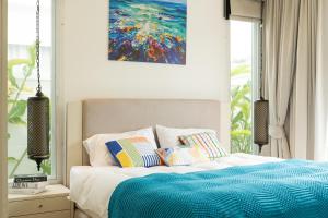卡马拉海滩Kamala Garden View Villa 3 Bdr的一间卧室配有一张壁画床