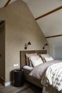 迈德雷赫特Brasserie Spoorhuis Mijdrecht的卧室配有一张带两盏灯的墙壁床。