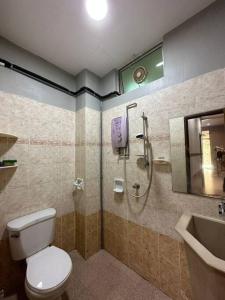 峇六拜Muslim Suite Home @ Airport Bayan Lepas Penang的浴室配有卫生间、淋浴和盥洗盆。