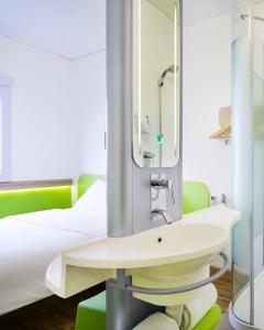 万隆万隆亚非宜必思快捷酒店的一间医院间,配有水槽和床
